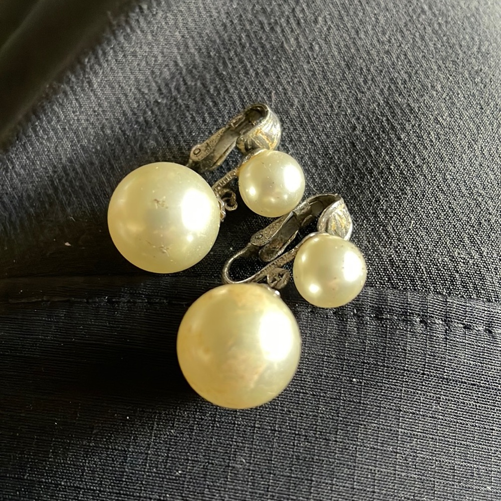Vintage Marvella clip-on pearl earrings.